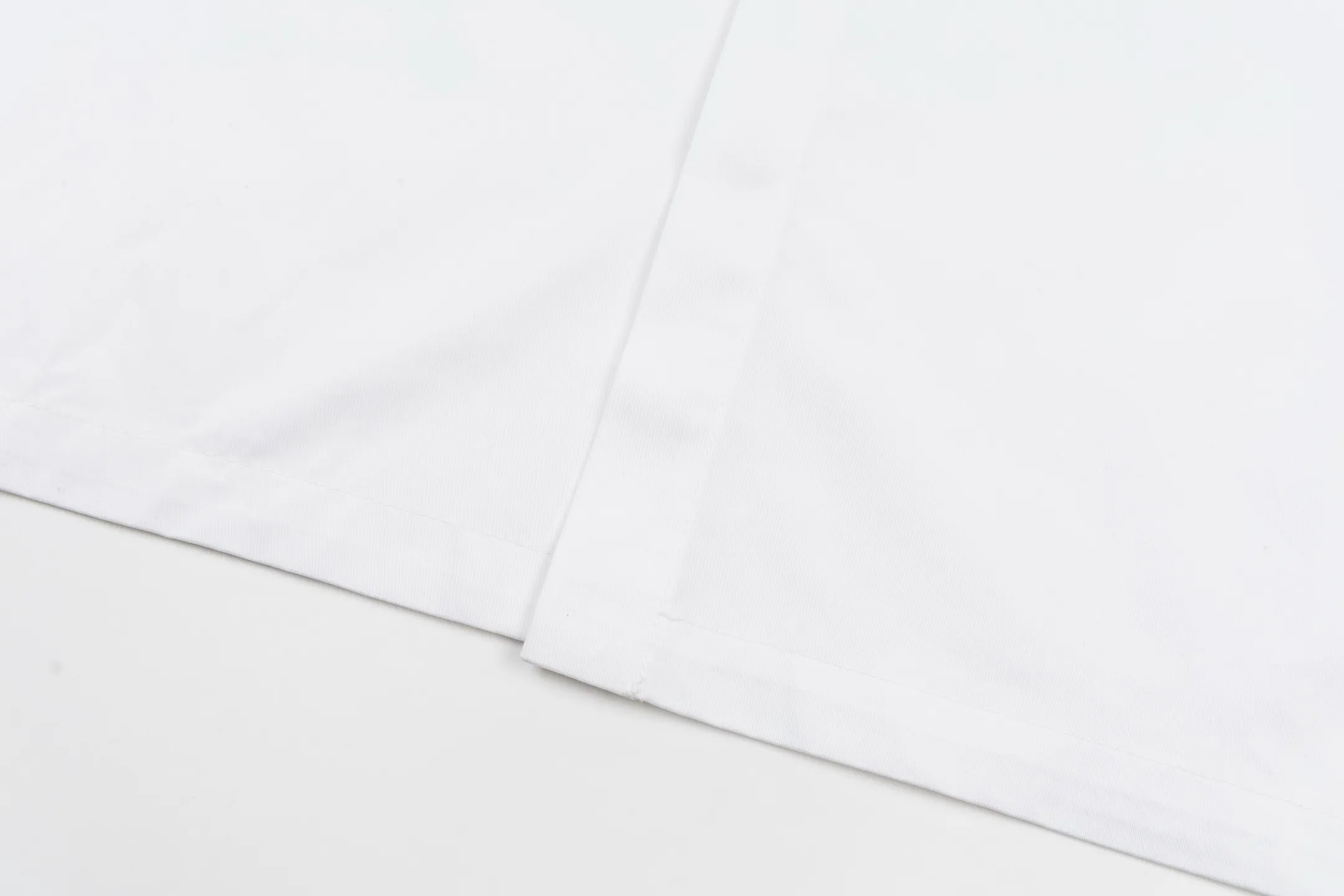 🅿️500 1v 25SS embossed three-dimensional embossed long-sleeved shirt. The fabric is made of twill fabric. The twill pattern on the front of the fabric is obvious, and single yarn is used in both warp and weft directions. This structure gives the surface of the fabric a three-dimensional twill texture, which is high in density and soft to the touch, and has better wear resistance than plain fabrics. The material is naturally soft, breathable and moisture-absorbent, suitable for close-fitting wear and not easy to irritate the skin. The natural properties of cotton fiber include air retention between fibers and excellent heat resistance. The overall texture of twill fabric is softer and thicker, and the cut is wide and three-dimensional. The twill fabric is thickened to improve support, and combined with embossing technology to form a wear-resistant texture in the pocket area. Combining Monogram embossing with work pockets is achieved through a hot-press embossing process, which not only retains the fineness of the pattern, but also enhances the relief effect on the surface of the fabric. Size:XS-S-M-L